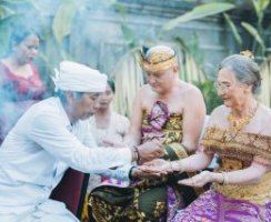 Ralf und Gabriele bei der Segnung durch den hinduistischen Priester auf Bali