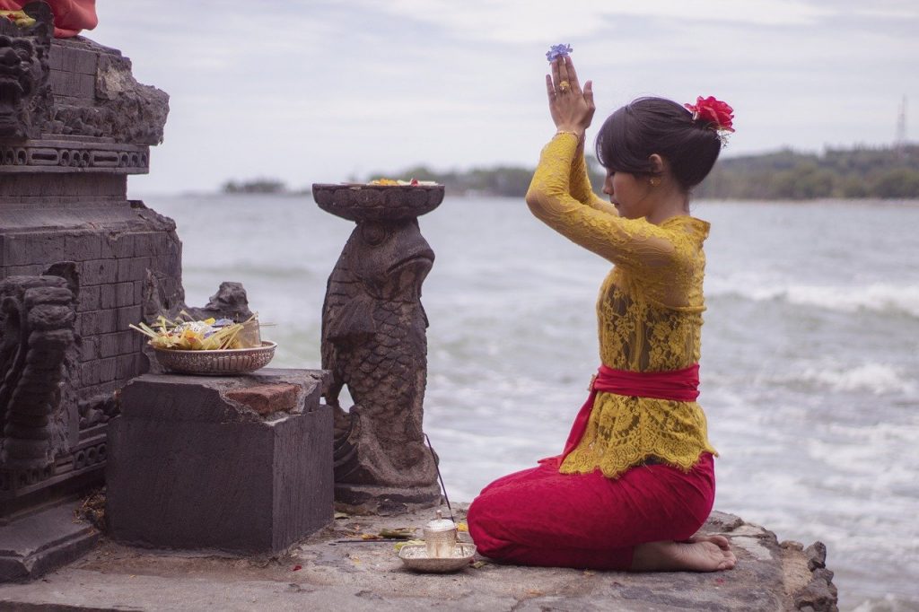 Betende Frau auf Bali